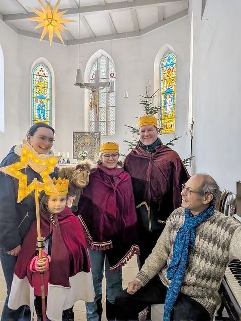 Folgen dem Stern: Marlen Vogel (v. l.) mit ihren Töchtern Rika und Svea, Adrian Förster und Kantor Gustavo La Cruz  | Foto: Elke Lier