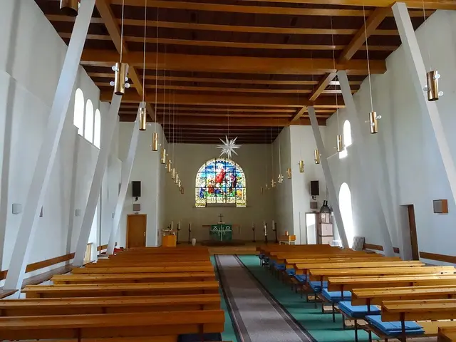 Blick in das vor rund 50 Jahren umgestaltete Kirchenschiff | Foto: ErwinMeier, CC BY-SA 3.0, https://commons.wikimedia.org/w/index.php?curid=54747205