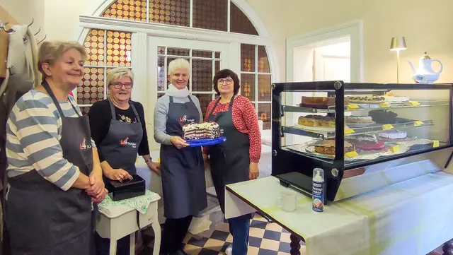 Erika Steinert (v. l.), Annedore Dobritz, Christina Pardeike und Sylvia Heyer haben die Vitrine mit Kuchen und Torten bestückt. | Foto: Thorsten Keßler