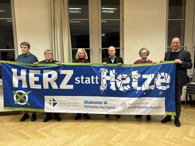 Jahresgespräch der EKM mit der Presse: (v.l.) Jan Lemke, Präsident des Landeskirchenamtes der EKM; Landesbischof Friedrich Kramer; Oberkirchenrätin Petra Schwermann, Dezernentin für Bildung und Gemeinde; Oberkirchenrat Michael Lehmann, Personaldezernent; Oberkirchenrätin Barbara Füten, Finanzdezernentin und Oberkirchenrat Christoph Stolte, Vorstandsvorsitzender der Diakonie Mitteldeutschland  | Foto: Willi Wild 