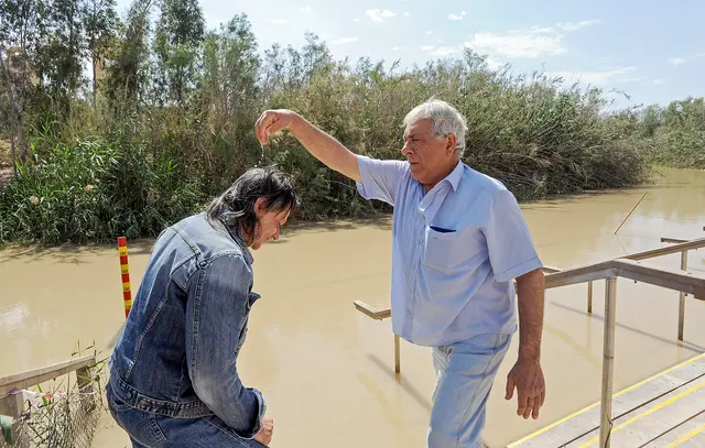 Israel: Christliche Pilger am Ufer des Jordan in Qasr El-Yehud nahe der Stadt Jericho in den Palästinensischen Autonomiegebieten – an der Stelle, an der Jesus von Johannes getauft worden sein soll.  | Foto:  epd-bild/Debbie Hill