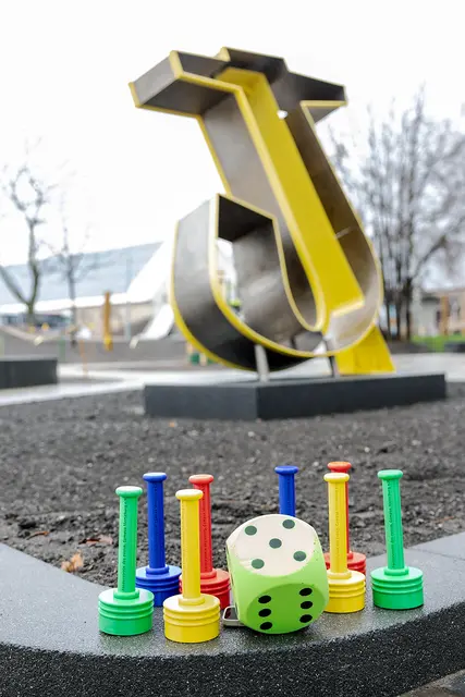 "J for Johannes" heißt die Skulptur auf dem neuen Freiglände der Evangelischen Johannes-Schule Merseburg. | Foto: Peggy Deutsch