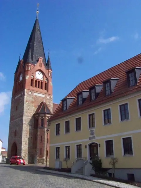 Kirchturm und benachbarte “Alte Schule” | Foto: Tnemtsoni, CC BY-SA 3.0, https://commons.wikimedia.org/w/index.php?curid=25576983