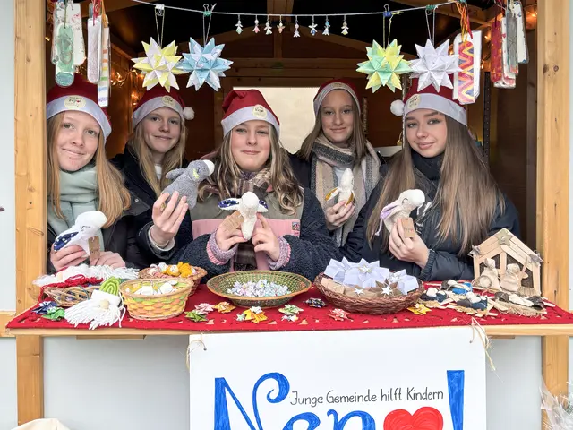 Die Junge Gemeinde des Kirchenkreises Ballenstedt unterstützte im Dezember den Gernröder "Stiftsadvent". Mit dabei waren (v. l.) Emma, Clara, Anna, Laurea und Serafina. | Foto: Uwe Kraus