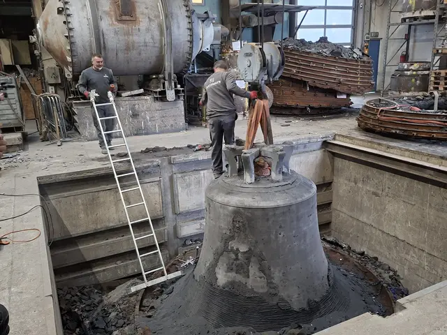 Von 6 Uhr morgens bis zum Nachmittag dauerte das Auspacken der Glocke. Dann konnte sie aus der Grube gehoben werden. | Foto: Firma Grassmayr