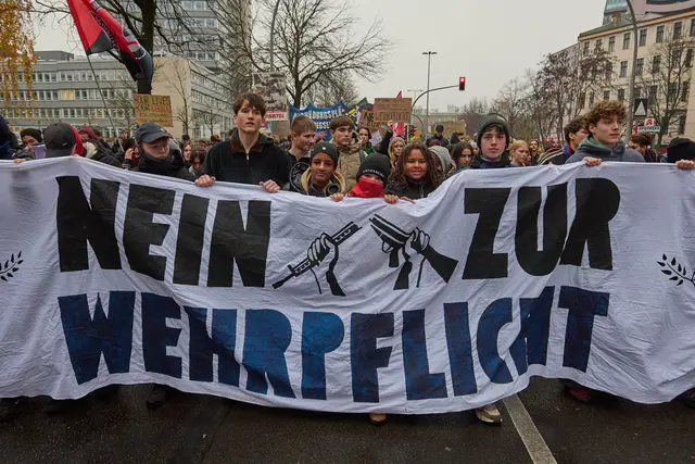 Demos gegen den künftigen Wehrdienst: Im Dezember 2025 haben Schüler in fast 90 Städten und Regionen gegen das neue Wehrdienst-Gesetz protestiert.

 
 | Foto: epd-bild/Christian Ditsch