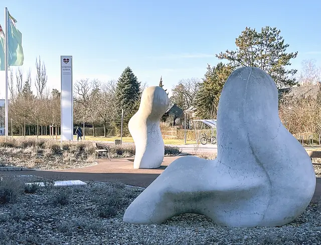 Die Plastik "Martha und Maria" symbolisiert das Helfen und Zuhören im gleichnamigen Krankenhaus.  | Foto: Claudia C rodel