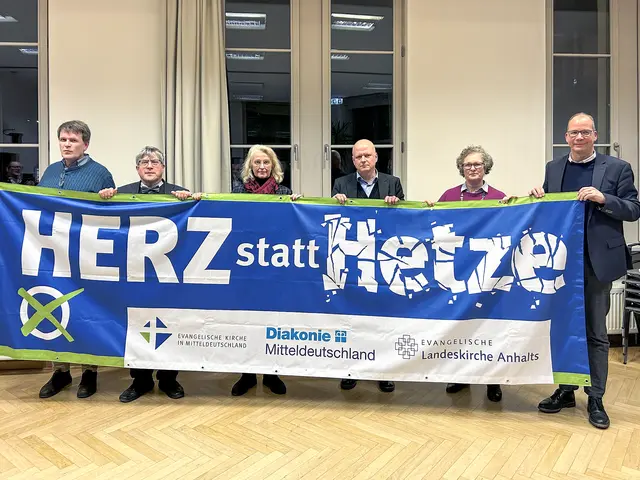 Ziehen an einem Strang: (v. l.) Präsident Jan Lemke, Landesbischof Friedrich Kramer, Gemeindedezernentin Petra Schwermann, Personaldezernent Michael Lehmann, Finanzdezernentin Barbara Füten und Diakoniechef Christoph Stolte  | Foto: Willi Wild