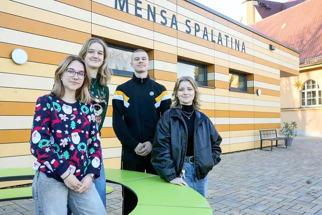 Die Schulredaktion: Karolin (v. l.), Inya, Anton und Gwendolin  | Foto:  Wolfgang Hesse