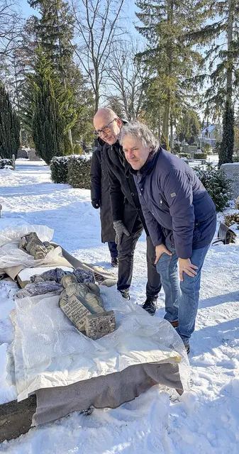 Kriminalhauptkommissar René Allonge (r.) mit Eigentümer Klaus Partheil vor den Sandsteinskulpturen | Foto: Uwe Kraus