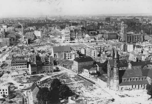 Blick vom Nordturm des Magdeburger Doms auf die von Trümmern beräumte Altstadt im Juli 1951. | Foto: epd-Bild/Stadtarchiv Magdeburg
