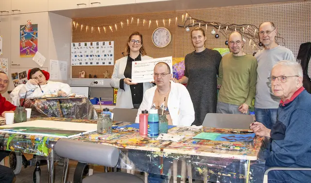 Roswitha Gehweiler (v. l.), Anna Kring, Silvio Bauer, Susann Gehres, Korvin Reich, Karsten Noack und Jürgen Junge waren bei der symbolischen Scheckübergabe dabei. | Foto:  Anne Becker/ESN