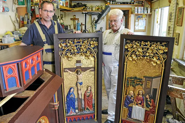 Peter-Raphael Richwien (r.) und Ralf Lischke mit den Altarflügeln der Kirche in Bischofferode. | Foto: Reiner Schmalzl