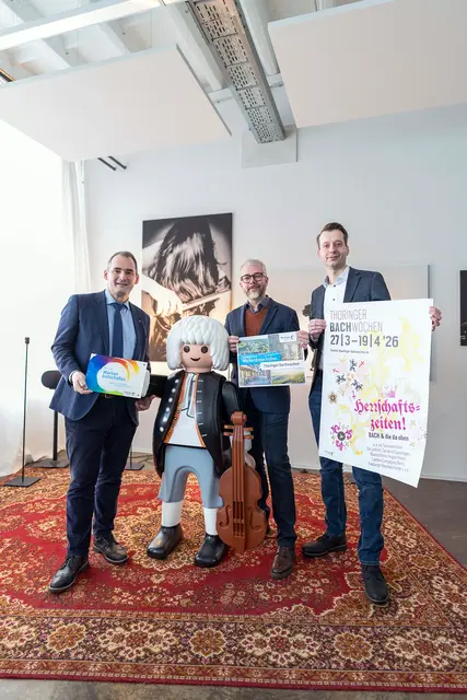 TTG-Geschäftsführer Christoph Gösel, Carsten Hinrichs und Christian Fothe von der Erfurter Tourismusgesellschaft stellen Programm und Zertifikat vor. | Foto: Paul-Philipp Braun