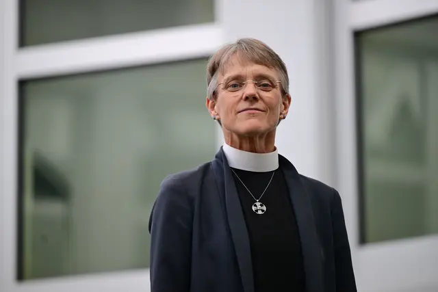 Mariann Edgar Budde hat Donald Trump bei seiner zweiten Amtseinführung in ihrer Predigt um Barmherzigkeit gebeten gegenüber den Menschen im Land zu üben, die nun in Angst lebten.  Die Bischöfin er Episcopal Diocese of Washington hat damit weltweit Aufmerksamkeit erregt. | Foto: epd-bild/Thomas Lohnes