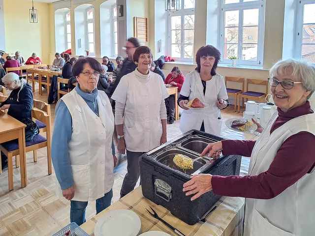 Das ehrenamtliche Küchenteam: (v. l.) Renate Zehrt, Petra Sauerbrey, Sigunde Munsche und Doris Barnett | Foto: Foto: Ines Rein-Brandenburg