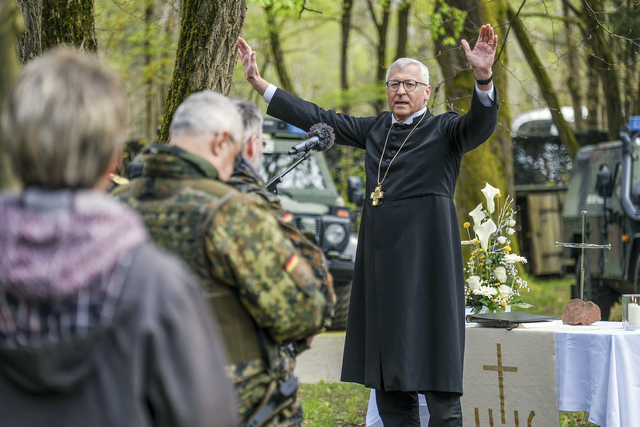 Mit Strategie und Segen: Es wäre fahrlässig, wenn die Kirche in einem möglichen Verteidigungsfall nicht handlungsfähig sei, sagt EKD-Militär-bischof Bernhard Felmberg. | Foto: epd-bild/Jens Schulze
