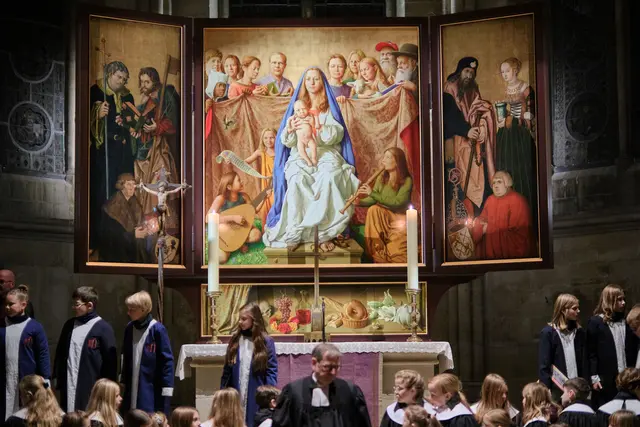 Das Altarretabel von Michael Triegel mit den Original-Seitenflügeln von Lucas Cranach dem Älteren. | Foto: epd-Bild/Rico Thumser