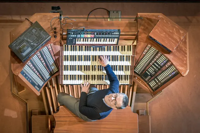 Kirchenmusikdirektor und Komponist: Andreas Mücksch an einem seiner Lieblingsplätze, der neuen dreidimensionalen Orgel in der Pauluskirche Halle | Foto: Heiko Rebsch