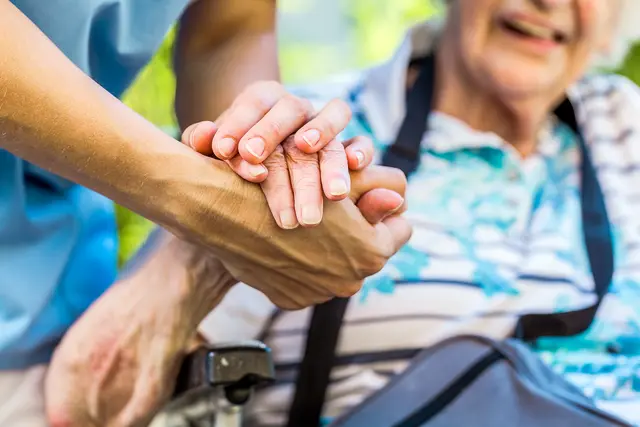 Die persönliche Zuwendung von Menschen ist für Erkrankte wesentlich für ihre Genesung. | Foto: Kzenon – stock.adobe.com