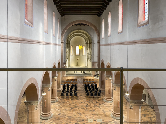 Sakrales Schmuckstück: In den zurückliegenden zehn Jahren wurde die Kirche Schritt für Schritt saniert. Hier bietet sich ein Blick von der Turmempore zum Altar. | Foto: Claudia Crodel