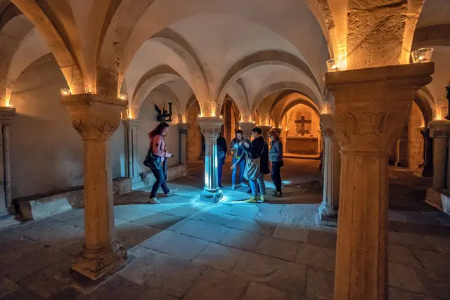 Mit der Taschenlampe auf Entdeckungstour | Foto: Vereinigte Domstifter/Falko Matte