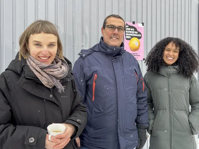 Pfarrerin Hanna Henke (v. l.), Tarek Ali vom Islamischen Kulturcenter und Shivani Gennepev  aus der Bahá’í-Gemeinde sind guter Dinge, dass der neue Lern- und Begegnungsort angenommen wird. | Foto: Claudia Crodel