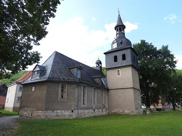 Die Laurentiuskirche zu Schwarza: Von außen ein eher unscheinbares Gotteshaus ... | Foto: Aschroet, CC0, https://commons.wikimedia.org/w/index.php?curid=61241853