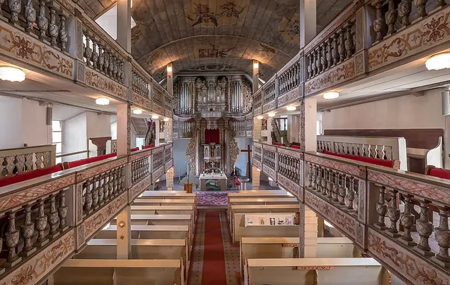 ... doch innen sehr beeindruckend: Blick zu Kanzelaltar und Orgel, umrahmt von den Emporen | Foto: NoRud, CC BY-SA 4.0, https://commons.wikimedia.org/w/index.php?curid=124609801