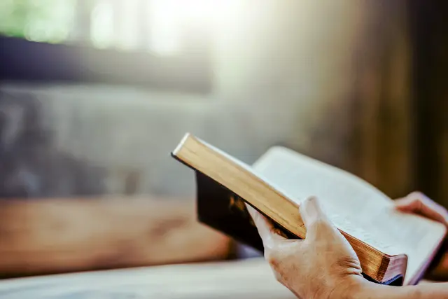 Das regelmäßige Lesen der Bibel ist ein Weg, sich auf Gottes Wort und auf seine Offenbarung einzulassen. | Foto: isara – stock.adobe.com