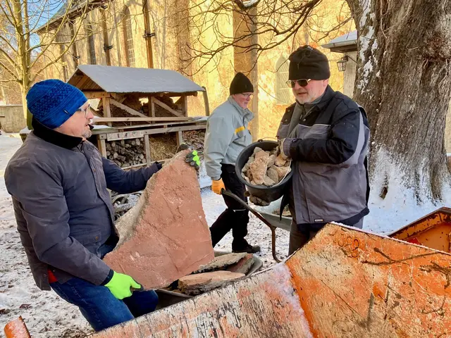 Großer Brocken: Volker Heerdegen (l.) mit einem sehr großen Fußboden-Betonstück.




 | Foto: Beate Burkert