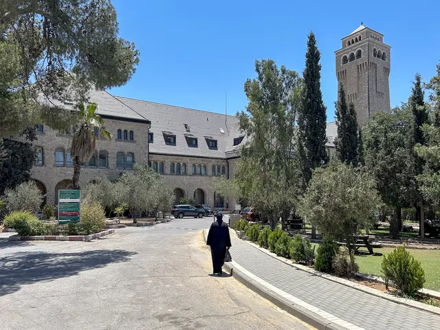 Kaiserin-Auguste-Viktoria-Stiftung, rechts der Turm der zum Ensemble gehörenden Himmelfahrtskirche.  | Foto: Willi Wild