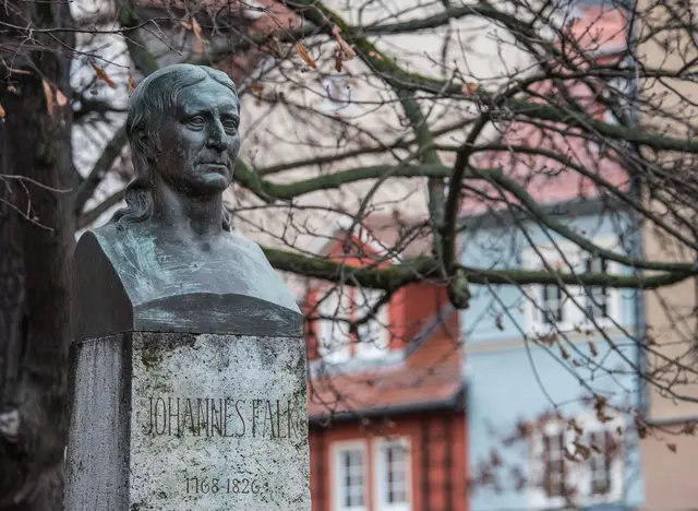 In Weimar wurde 1913 zu Ehren von Johann Daniel Falk (1768–1826) ein Denkmal errichtet. Falk gilt als Wegbereiter einer neuen Pädagogik. | Foto: epd-bild/Maik Schuck