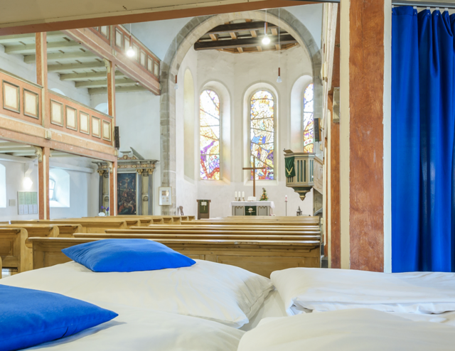Schlafen unterm Kirchendach: Die "Her(r)bergskirche" St. Michaelis in Neustadt am Rennsteig ist ein Modellprojekt für weitere Kirchen im Thüringer Wald und seit März 2019 IBA-Projekt. | Foto: IBA Thüringen/Thomas Müller
