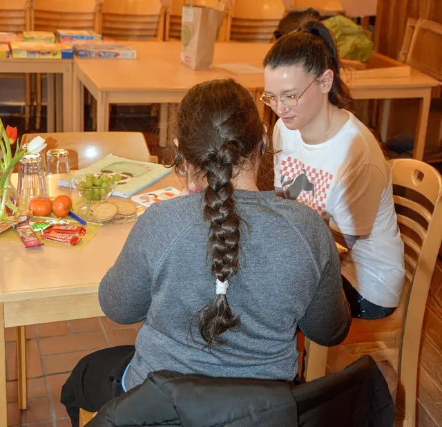 Deutschunterricht: Die 25-jährige Studentin Jasmine (r.) ist eine von zehn Lehrern, die sich im Tafel-Projekt "Wissenswerkstatt" engagieren. | Foto: Dietlind Steinhöfel
