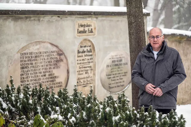 "Unter diesen grünen Linden, ist durch Christus frei von Sünden, Herr Iohannes Falk zu finden." Erbbegräbnis der Familie Falk auf dem Historischen Friedhof in Weimar. Paul Andreas Freyer ist der Vorsitzende des Falk-Vereins. | Foto: Maik Schuck