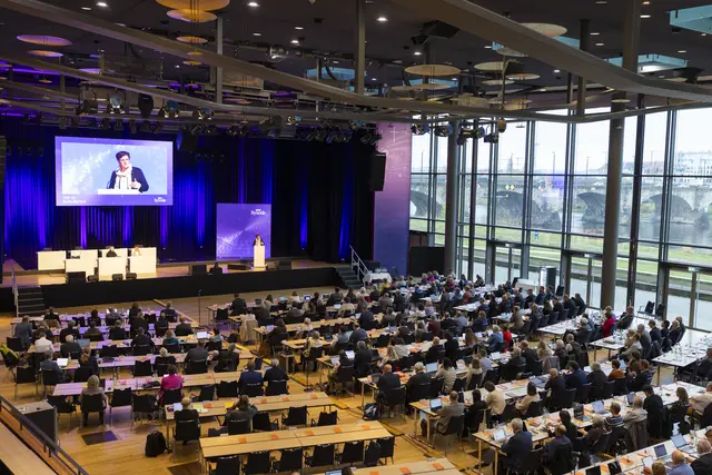 Nancy Janz, die Sprecherin des Beteiligungsforums Sexualisierte Gewalt (BeFo) der Evangelischen Kirche in Deutschland (EKD), informierte die EKD-Synodalen am 11. November 2025 in Dresden zum Sachstand. Das Anerkennungsverfahren für Betroffene sexualisierter Gewalt soll in der Evangelischen Kirche erneuert werden. | Foto: epd-bild/Paul-Philipp Braun