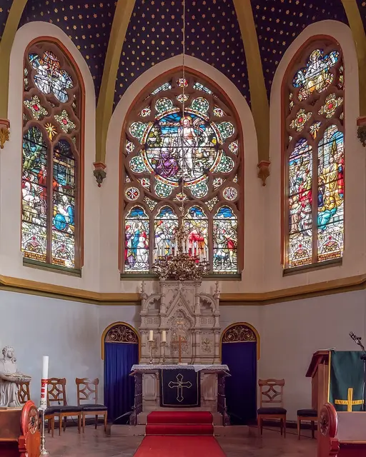 Altar mit drei der beeindruckenden Mosaikglasfenster | Foto: NoRud, CC BY-SA 4.0, https://commons.wikimedia.org/w/index.php?curid=124954347