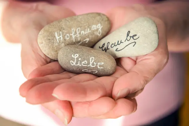 "Nun aber bleiben Glaube, Hoffnung, Liebe, diese drei; aber die Liebe ist die größte unter ihnen", heißt es im 1. Korintherbrief. | Foto: wernerimages – stock.adobe.com