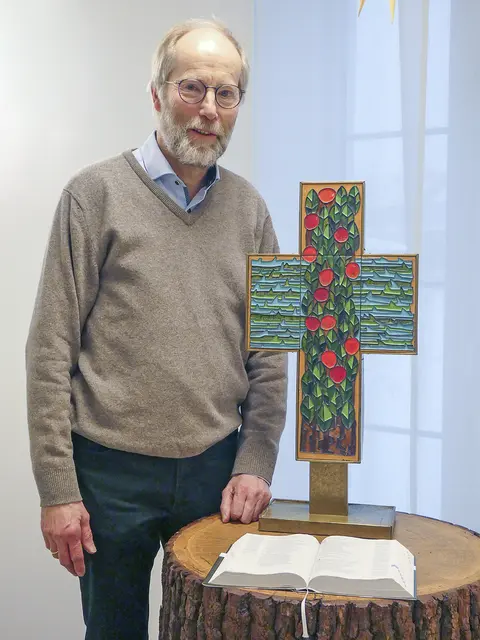Ulrich Paulsen am kunstvoll gestalteten Kreuz im Raum der Stille des Hospizes | Foto: Nora Knappe