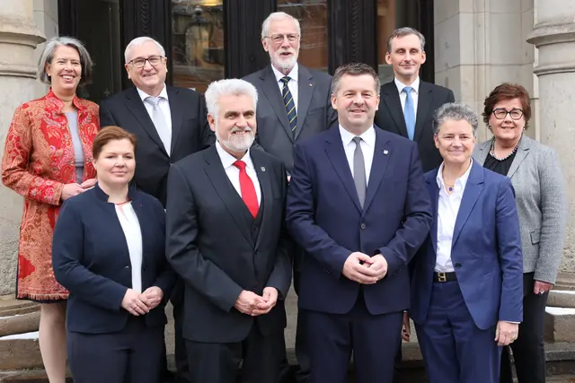 Das Minister der neuen Landesregierung von Sachsen-Anhalt mit Ministerpräsident Sven Schulze am Tag seiner Wahl und Vereidigung vor der Magdeburger Staatskanzlei. | Foto: Thomas Nawrath