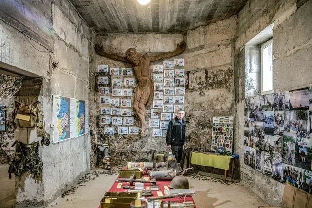 Gedenkraum: In der katholischen Kirche von Chmelnyzkyj hat die Gemeinde eine Gedenkstätte für den 2014 im Donbass begonnenen Krieg errichtet. | Foto: Foto: kna-Bild/Francesca Volpi