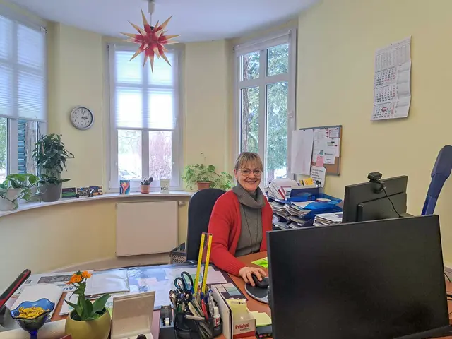 Schaltzentrale: Von ihrem Apoldaer Büro aus koordiniert Nicole Kittelmann die Nachfrage aus den Kirchengemeinden. | Foto: Constanze Alt