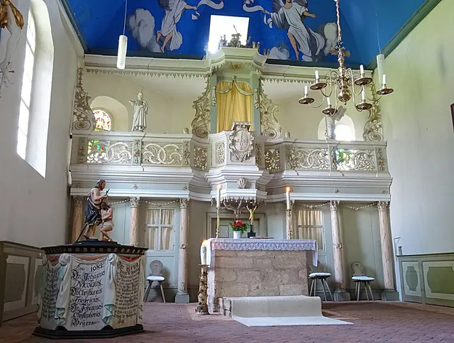 Taufstein mit Deckel und Figurengruppe sowie Kanzelaltar | Foto: ErwinMeier, CC BY-SA 3.0, https://commons.wikimedia.org/w/index.php?curid=62054848