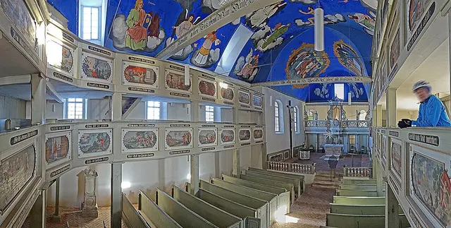 Emporen-Blick ins Kirchenschiff zum Kanzelaltar | Foto: ErwinMeier, CC BY-SA 4.0, https://commons.wikimedia.org/w/index.php?curid=76167265