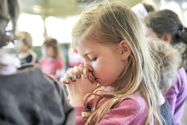 Identifikation statt bloßer Information: In den Kindergottesdiensten spielen Geschichten und Spiele eine große Rolle. | Foto: epd-bild/Jens Schulze