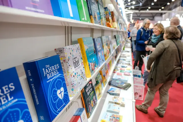 Am Stand der Vereinigung evangelischer Buchverleger auf der Buchmesse in Leipzig sind auch der Wartburg Verlag und "Glaube+Heimat" vertreten. | Foto: epd-bild/Jens Schulze