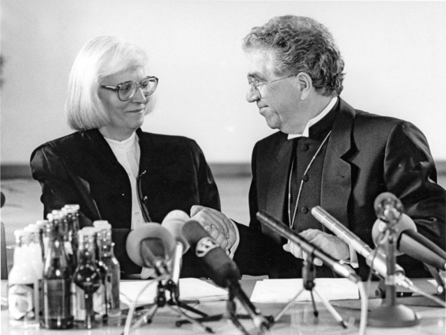 Kirchliche Wiedervereinigung: Im Juni 1991 trat in Coburg die neue gesamtdeutsche Synode der Evangelischen Kirche in Deutschland (EKD) zu ihrer ersten Tagung zusammen. Mit einem symbolischen Händedruck besiegeln die Berliner Oberkonsistorialrätin Rosemarie Cynkiewicz und der Ratsvorsitzende der EKD, der Berliner Bischof Martin Kruse, die Vereinigung nach 22 Jahren Trennung. Auch die Kirchenzeitung berichtete darüber. | Foto: epd-bild/Norbert Neetz