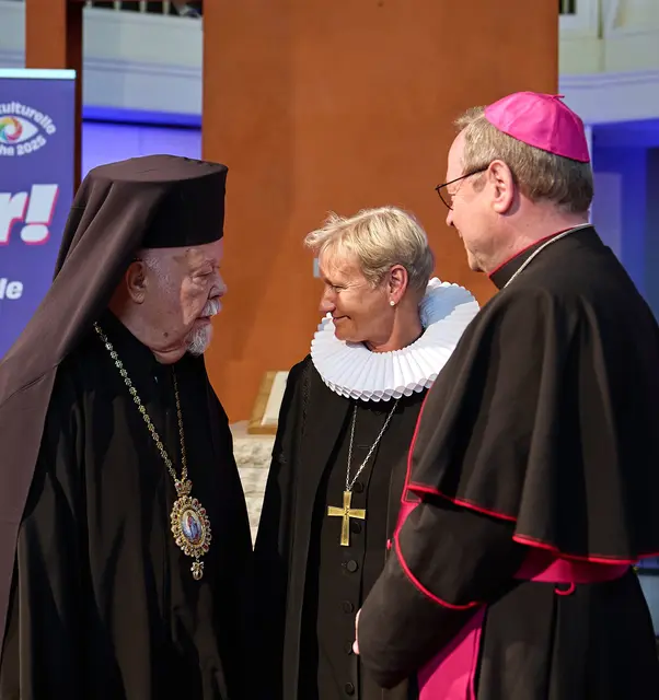 So sieht Ökumene aus: Zum 50-jaehrige Bestehen der Interkulturellen Woche der Kirchen im Mai 2025 gab es einen ökumenischen Gottesdienst in der Berliner Genezarethkirche. | Foto: epd-bild/Christian Ditsch