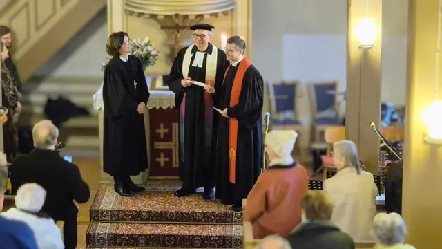 Pfarrer Dr. Hofmann (Mitte) übergibt Pfarrer Alex (rechts) symbolisch den Staffelstab. | Foto: Andrea Schulze